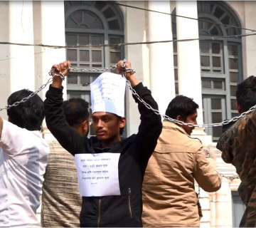 प्रतिगमनविरुद्ध स्रष्टाहरूले गरे हातमा साङ्लो बाँधेर प्रदर्शन